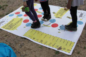 Kinder spielen ein Brettspiel